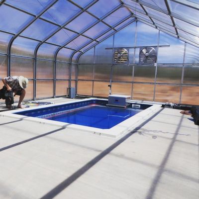 Serra a doppio arco per la coltivazione di pomodori e cetrioli di grandi dimensioni