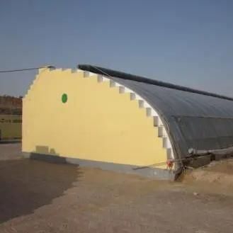 Sistema avanzato di controllo dell'umidità e di illuminazione solare per verdure in serra commerciale